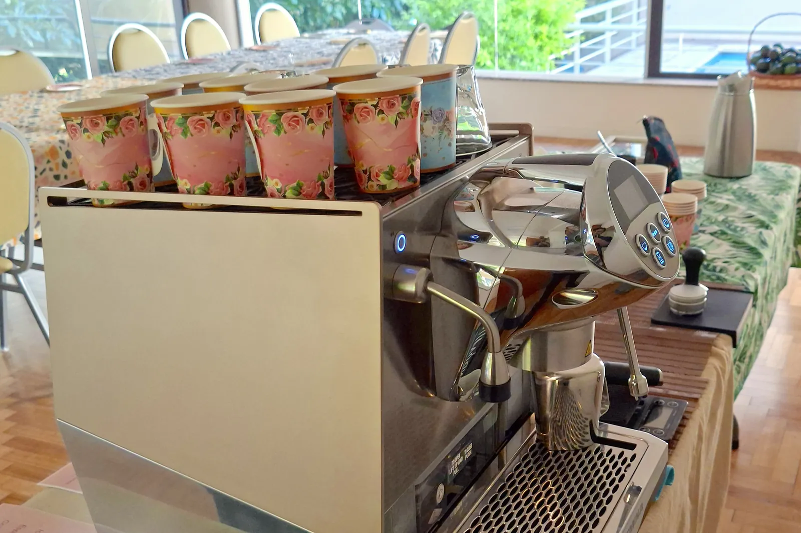 La barra de Indómito armada en un evento: máquina de espresso y tazas listas para servir.